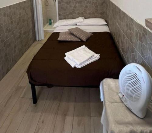 Habitación con 1 cama con ventilador en Home Ferrari, en Nápoles