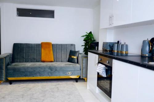 Χώρος καθιστικού στο Perfect 1 Bed Apartment Sleeps 5 1 Kingsize bed 1 double Sofabed & Foldable Single bed Free Parking Wifi good transport network shopping Holiday Makers Families Contractors in North London