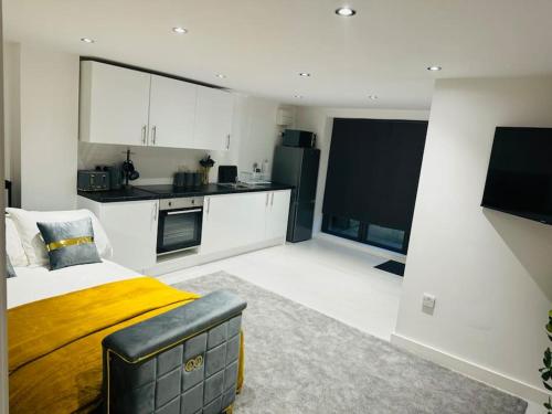 Η κουζίνα ή μικρή κουζίνα στο Perfect 1 Bed Apartment Sleeps 5 1 Kingsize bed 1 double Sofabed & Foldable Single bed Free Parking Wifi good transport network shopping Holiday Makers Families Contractors in North London