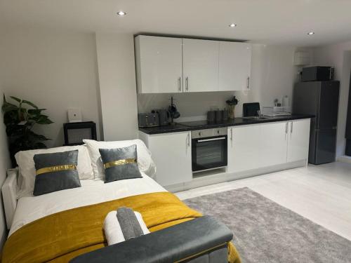 Η κουζίνα ή μικρή κουζίνα στο Perfect 1 Bed Apartment Sleeps 5 1 Kingsize bed 1 double Sofabed & Foldable Single bed Free Parking Wifi good transport network shopping Holiday Makers Families Contractors in North London