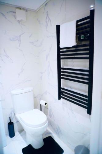 Ένα μπάνιο στο Perfect 1 Bed Apartment Sleeps 5 1 Kingsize bed 1 double Sofabed & Foldable Single bed Free Parking Wifi good transport network shopping Holiday Makers Families Contractors in North London