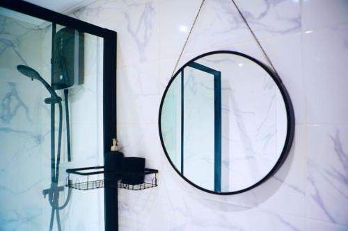a bathroom with a mirror on a wall at Perfect 1 Bed Apartment Sleeps 5 1 Kingsize bed 1 double Sofabed & Foldable Single bed Free Parking Wifi good transport network shopping Holiday Makers Families Contractors in North London in Enfield