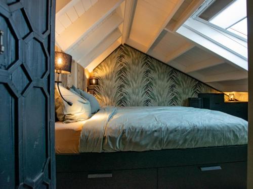 1 dormitorio con 1 cama en el ático en Spoelde wiel, en Callantsoog