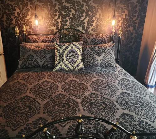 1 dormitorio con 1 cama grande con almohadas y pared en Bonnie's by Lake Daylesford, en Daylesford