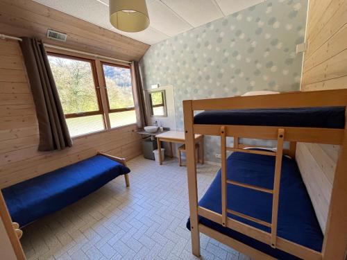 Postel nebo postele na pokoji v ubytování Serene Wilderness Getaway for 15 next to a historic castle