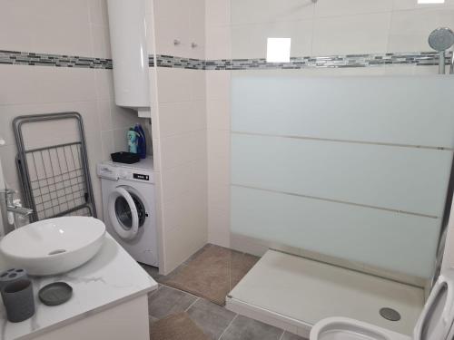 ein Badezimmer mit Waschbecken und Waschmaschine in der Unterkunft Appartement saint ouen 45M2 in Saint-Ouen