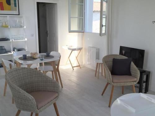 Gîte en plein bourg avec terrasse ensoleillée, vélos à disposition et parking – proche thalasso et plages - FR-1-426-290