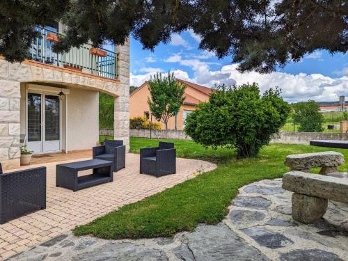 Appartement Spacieux avec Jardin Privatif, Proche du Puy-en-Velay et d'un Golf, WiFi Inclus - FR-1-582-286