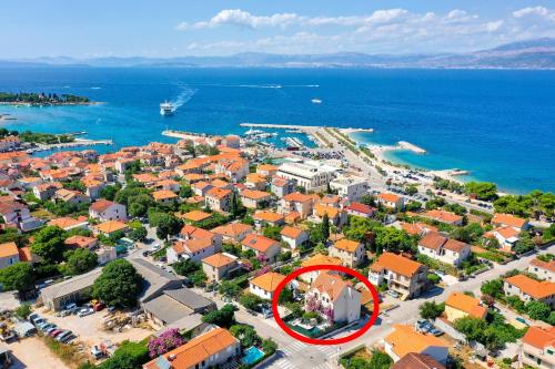 Family-friendly apartments with swimming pool Supetar, Brac - 12893