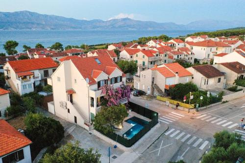 Family-friendly apartments with swimming pool Supetar, Brac - 12893