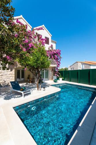 Family-friendly apartments with swimming pool Supetar, Brac - 12893