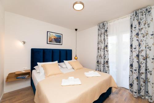 Family-friendly apartments with swimming pool Supetar, Brac - 12893