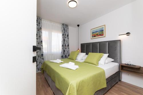 Family-friendly apartments with swimming pool Supetar, Brac - 12893