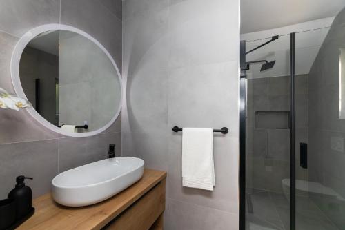 Family-friendly apartments with swimming pool Supetar, Brac - 12893
