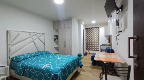 um quarto com uma cama e uma mesa em Céntrico Departamento en el Prado em Cochabamba
