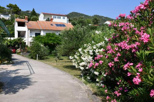 Apartments with parking space Banjol, Rab - 23240