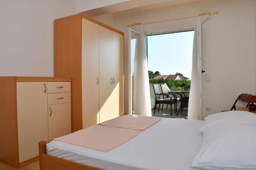 Apartments with parking space Banjol, Rab - 23240