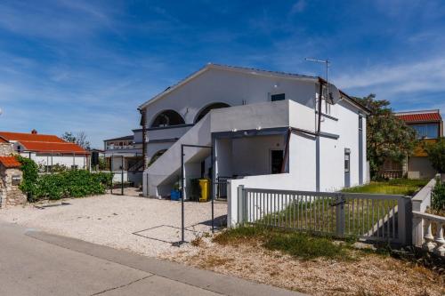 Apartments by the sea Vir - 23250