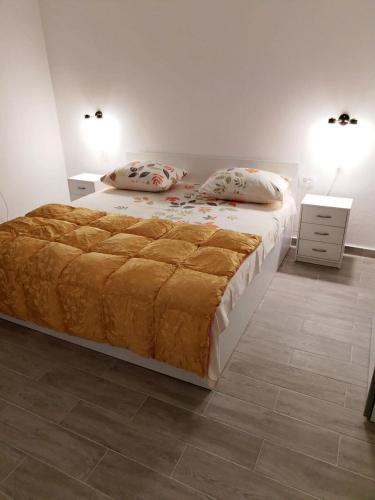 Apartments with parking space Trogir - 23129