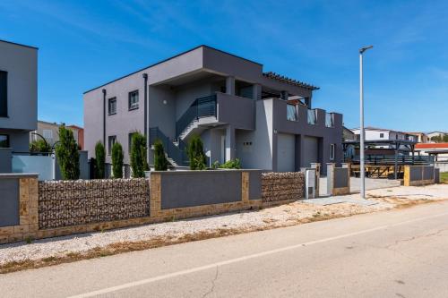 Apartments with parking spaces Vir - 23252