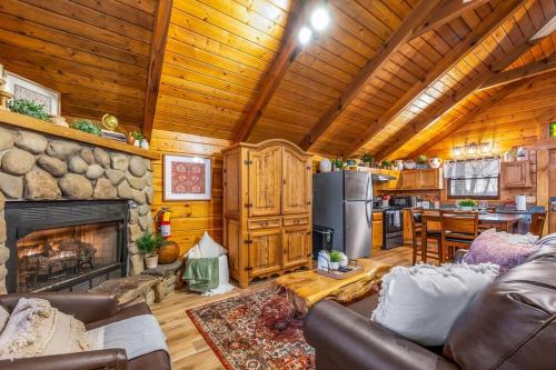 Log Cabin, Hot Tub, Fireplace, Pool Table & Views! photo 36