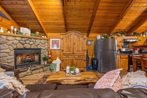 Log Cabin, Hot Tub, Fireplace, Pool Table & Views! photo 44