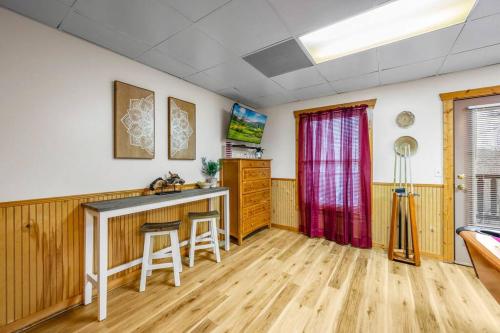 Log Cabin, Hot Tub, Fireplace, Pool Table & Views! photo 45