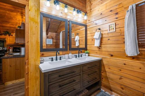 Log Cabin, Hot Tub, Fireplace, Pool Table & Views! photo 8