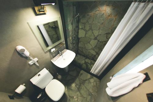 
A bathroom at Tufenkian Avan Marak Tsapatagh Hotel
