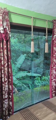 Taman di luar Chales Internacional