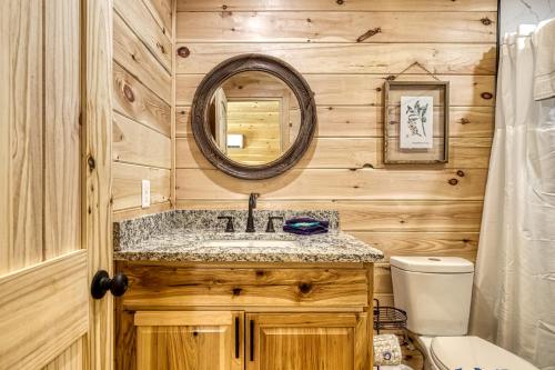 Vannituba majutusasutuses Grey Goose, Pickleball Court, Creek, WIFI, Mountain Views, Starting at 69,