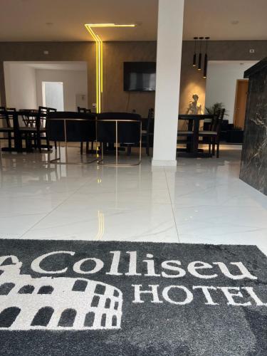 Hotel Pousada Colliseu في أباريسيدا: لوبي الفندق مع صالة طعام مع سجادة سوداء