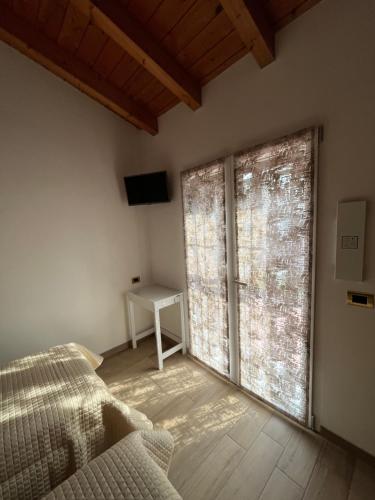 a room with a bed and a window and a table at B&B LA VILLA Rozzano - HUMANITAS - FORUM ASSAGO - MILANO FIORI - IEO in Rozzano