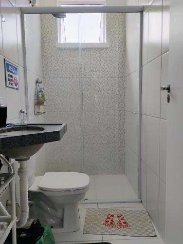 een badkamer met een douche, een toilet en een wastafel bij Casa na Smart city Aquiraz (2a etapa) in Aquiraz