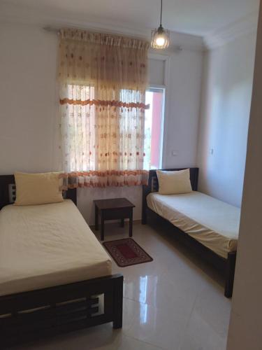 una habitación con dos camas y una ventana en Appart Villa, en Kenitra