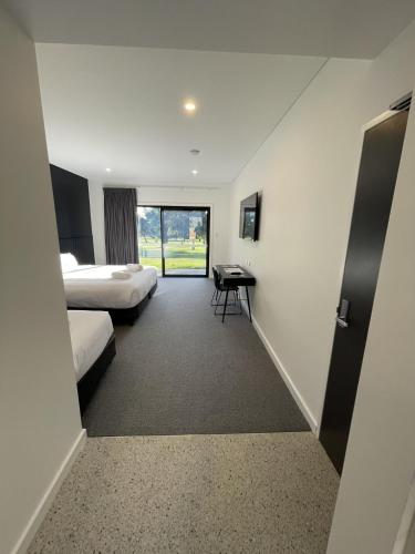 Postel nebo postele na pokoji v ubytování Harden Country Club Motel