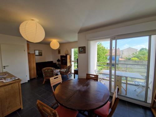 une salle à manger avec une table et des chaises et un balcon dans l'établissement Appartement à Angoulins-sur-Mer - 2 Chambres, 5 Pers, Proche Plages - FR-1-706-25, à Angoulins-sur-Mer