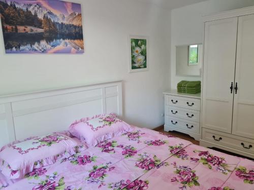 una camera con letto rosa e cassettiera di 1 Double bedroom Apartment with Swimming pool security and high speed WiFi a Udon Thani