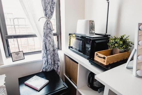 Cat Room by Delicate Stays LIVING ROOM CONVERSION SHARED SPACE ROOM ONLY CAT FRIENDLY ONLY 25 min to time squareにあるキッチンまたは簡易キッチン