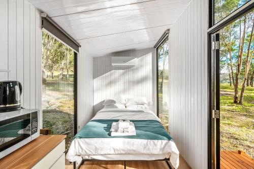 En eller flere senger på et rom på Wollemi Tiny House by Tiny Away