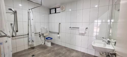 Vonios kambarys apgyvendinimo įstaigoje Lucinda Village