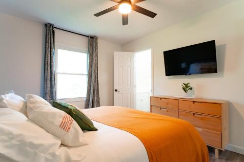 Ένα ή περισσότερα κρεβάτια σε δωμάτιο στο Lake Erie Breeze Your Restful Vermilion Hideaway