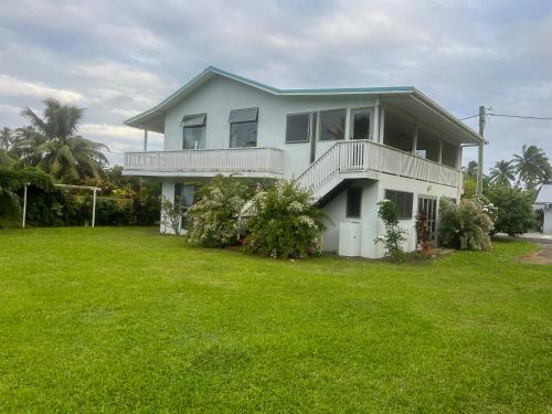ラロトンガ島にあるRaina Holiday Accommodationの芝生の白い家