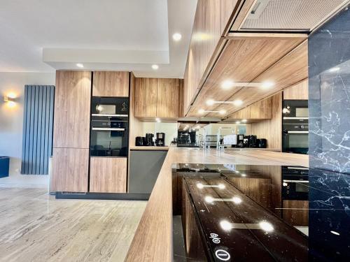 Photo de la galerie de l'établissement Magnifique appartement 2 chambres avec piscine et parking à Antibes - FR-1-789-2, à Antibes