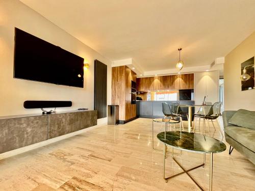 Photo de la galerie de l'établissement Magnifique appartement 2 chambres avec piscine et parking à Antibes - FR-1-789-2, à Antibes