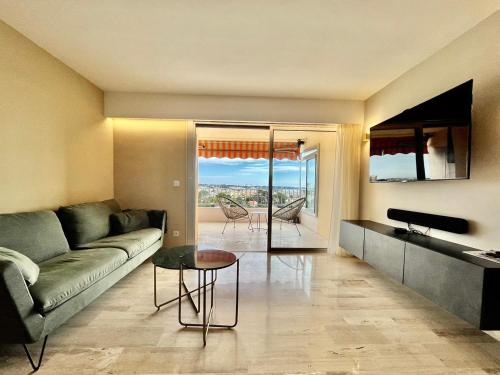 Photo de la galerie de l'établissement Magnifique appartement 2 chambres avec piscine et parking à Antibes - FR-1-789-2, à Antibes