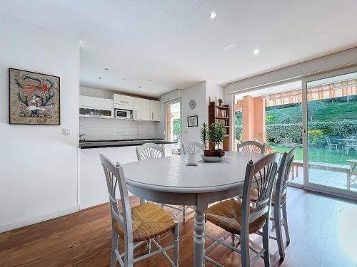 une cuisine et une salle à manger avec une table et des chaises dans l'établissement Spacieux appartement 3 chambres avec jardin, centre-ville Antibes, 6 couchages, proche plages et commerces - FR-1-789-1, à Antibes