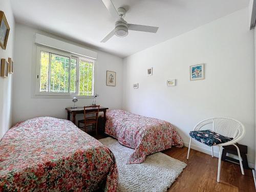 une chambre avec deux lits et un ventilateur de plafond dans l'établissement Spacieux appartement 3 chambres avec jardin, centre-ville Antibes, 6 couchages, proche plages et commerces - FR-1-789-1, à Antibes