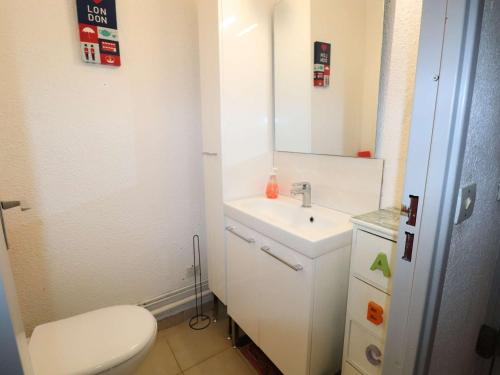 une salle de bain avec des toilettes blanches et un lavabo dans l'établissement Studio climatisé avec cabine, terrasse et parking à proximité de la mer - FR-1-307-263, au Grau-du-Roi