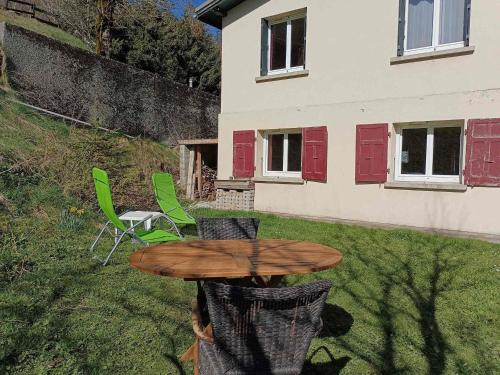 - une table et des chaises dans la cour d'une maison dans l'établissement Maison 8 pers avec jardin et garage à Autrans - FR-1-737-82, à Autrans